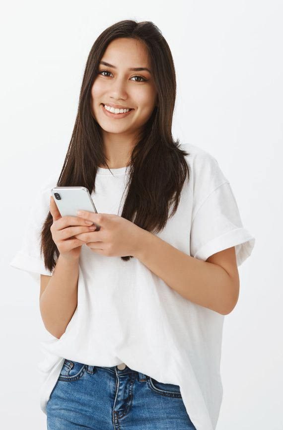 Mujer sonriente usando su celular